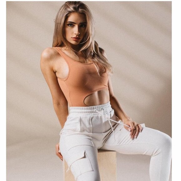 Alphalete Monarch Collection Women's Cut Out Sandstone Bodysuit Size S - Picture 3 of 9
